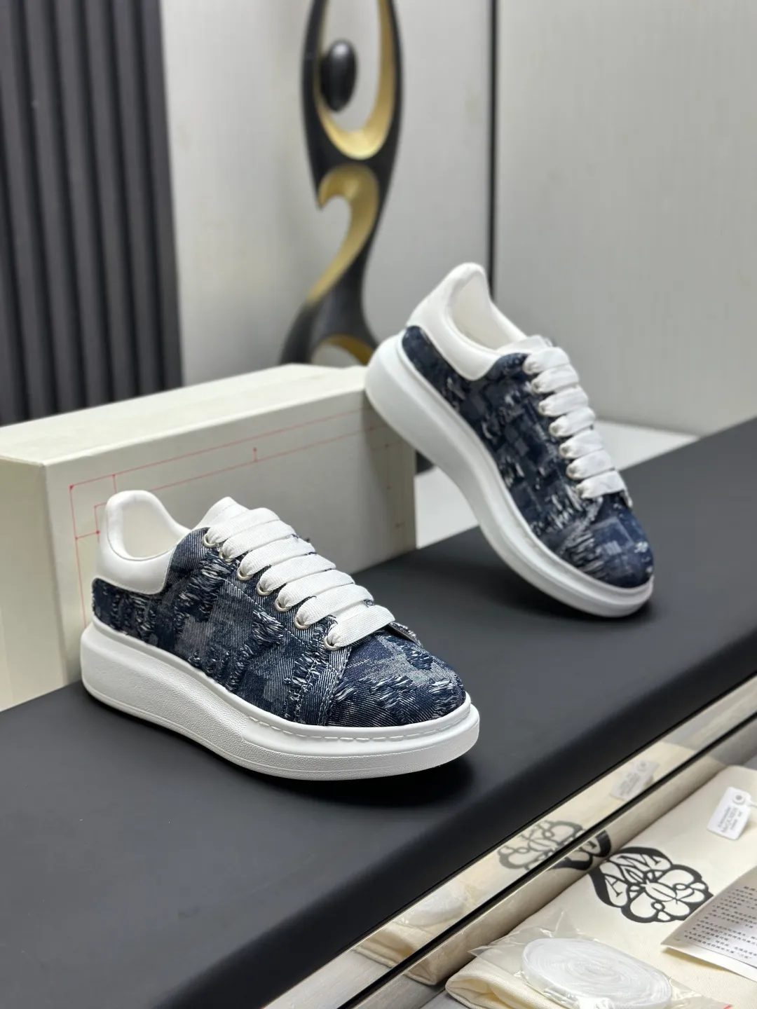 👟👟Ex-factory price 600👟👟 (🥇Top version produced in Dongguan🥇) A new upgrade of the classic McQueen white shoes. This upgrade of McQueen, which has been done for 4 consecutive years, will definitely bring you the most cost-effective ALEXANDER MCQUEEN classic in the market. If you are not confident about the quality of such a classic and world-destroying model, there is really no need to put it on the table🔙.  Purchased original version from HK counter, various demolitions.  All kinds of PKs are welcome💥.  (Anyone who has the original version at the stall is welcome🆚) The thick sole perfectly increases the elongated visual effect. The most perfect proportion of the shoe body is this last shape. The logo font on the rear tail is printed in small fonts. The logo on the foot is made of genuine leather with air-pressed colorless process. We will always update the color with the counter. 🔘Upper: genuine customized environmentally friendly full-grain cowhide 🔘Inner lining: imported mixed sheepskin (the genuine product is also sheepskin, not the cheap cowhide on the market) 🔘Sole: Exclusive molded TPU➕rubber injection molded layered outsole, (purple tail, pink tail, red tail, burgundy tail, rose gold tail sequin series, Velcro men's model needs to be customized, non-returnable) 🔘Code number 34-44 (women's size 34.40 is custom-made).